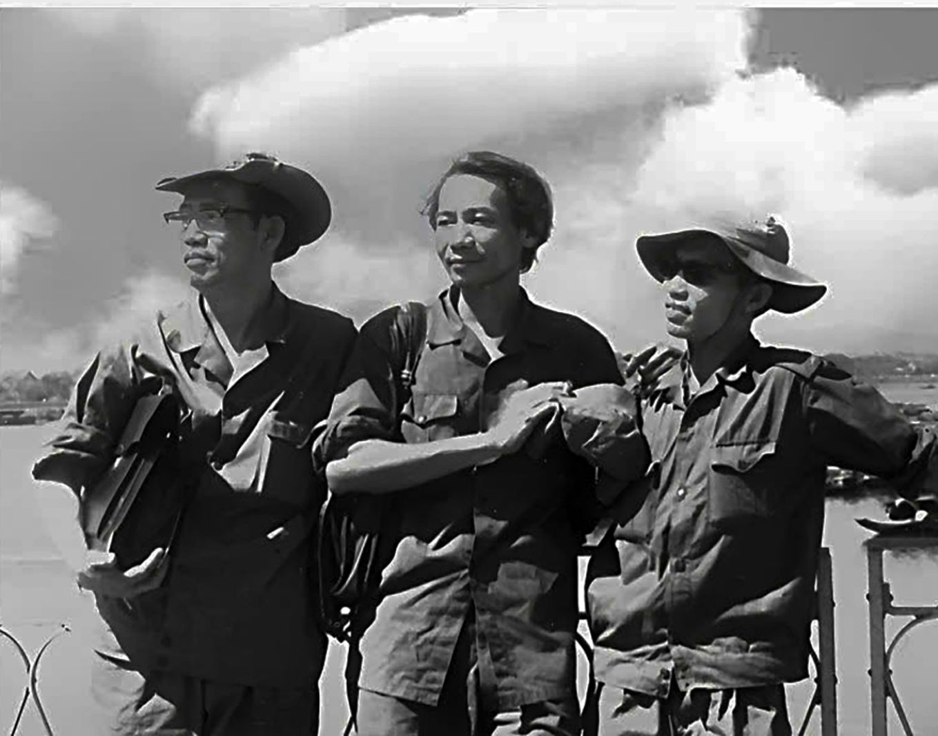 De la izquierda a: escritor Banh Bao, director - Artista del pueblo Tran Vu y el Sr. Hoang Van Viet (Festival de Cine de Vietnam Driver of Vietnam) cuando participan en la Campaña de Liberacion de Saigon en 1975. Foto: El personaje proporcionado proporcionado