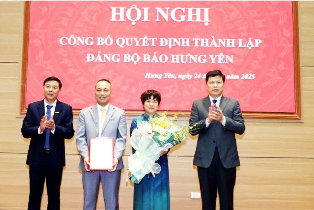 Comrade Tran Quoc Toan, Standing Deputy Secretary of the Provincial Party Committee, Chairman of the Provincial People's Council, Secretary of the Party Committees of Hung Yen Provincial Party Agencies presented flowers to congratulate the Standing Committee of the Hung Yen Newspaper Party Committee. Photo: Hoang Ben