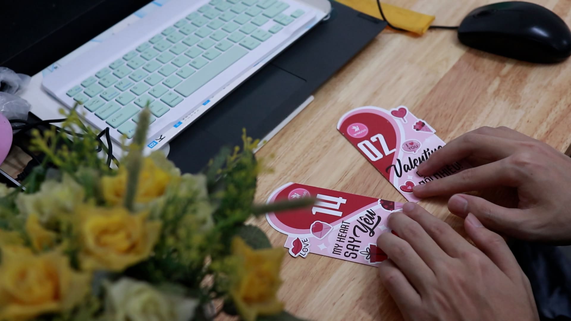 Love is un bound, seemingly a free, uncompromising relationship, but when one side begins to seek sincerity, they discover that they are just a temporary choice. Photo: Huyen Trang