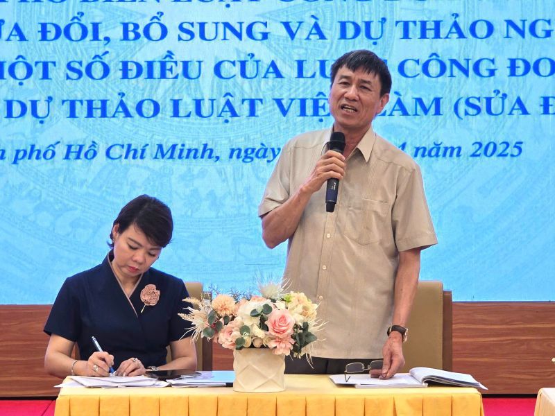 El Sr. Le Dinh Quang - Jefe Adjunto del Departamento de Politica Legal - Relaciones generales laborales del VGCL - Presenta nuevos puntos del proyecto de ley sobre empleo (modificado), incluidas las regulaciones sobre seguros de desempleo. Foto: Indonesia