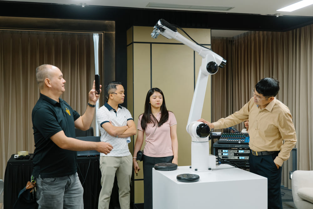 De dat duoc do chinh xac den 0.1mm va 0.05mm, tat ca cac khop cua robot phai dat den do gia cong, che tao cuc ky chinh xac. Anh: Minh Thu