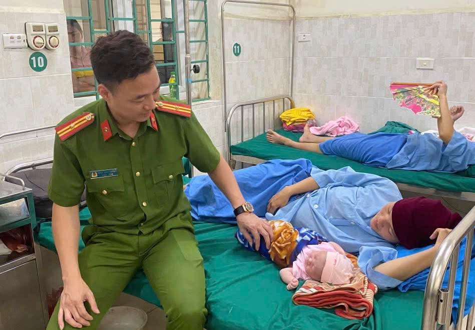 El mayor Cang ha venido a visitar a su madre. Foto de la Policia de Ha Giang