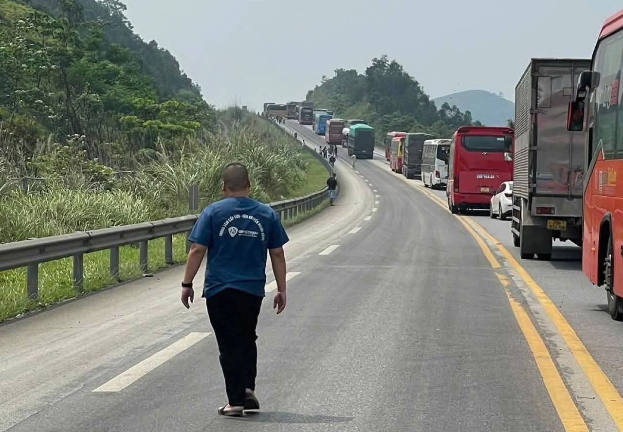 The series of traffic accidents on the Noi Bai - Lao Cai Expressway injured about 3 people, causing prolonged traffic congestion. Photo: NDCC.