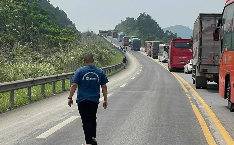 The series of traffic accidents on the Noi Bai - Lao Cai Expressway injured about 3 people, causing prolonged traffic congestion. Photo: NDCC.