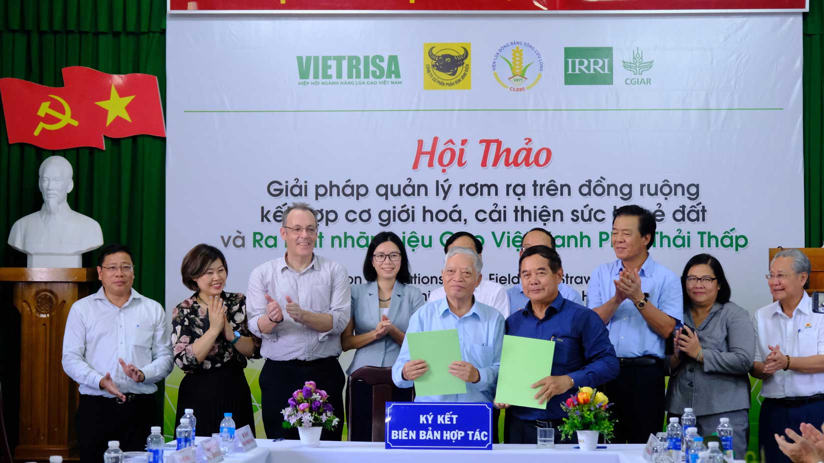Cac don vi ky ket hop tac. Anh: My Ly