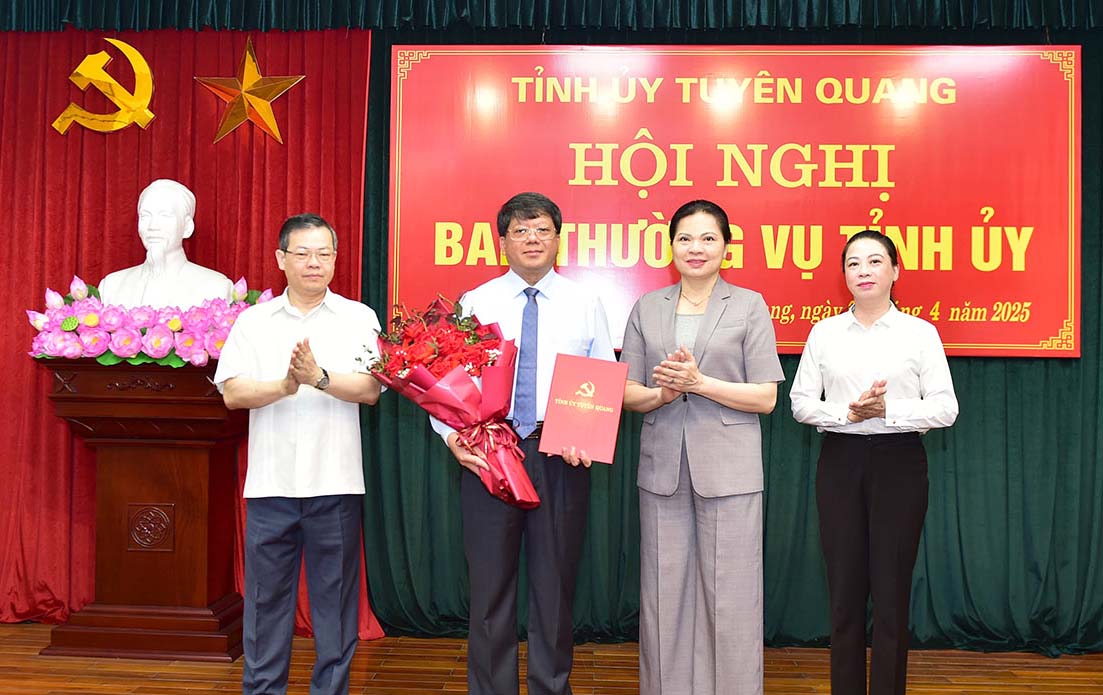 Los lideres de la provincia de Tuyen Quang presentaron flores para felicitar al Sr. Ha Trung Kien, miembro del Comite Ejecutivo del Partido Provincial, Presidente del Comite Provincial de la Patria de la Patria, para unirse al Comite Permanente del Comite del Partido Provincial de Tuyen Quang para el termino 2020-2025. Foto: Ngoc Hung.