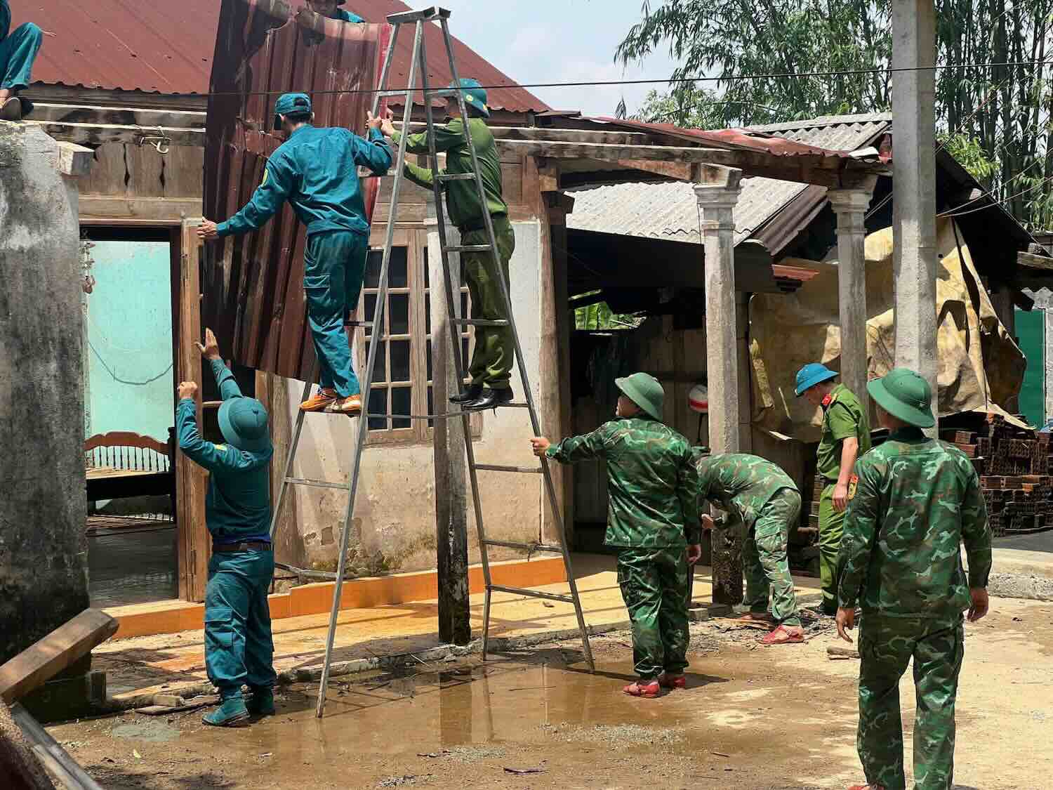 The armed forces supported people to repair their houses due to the tornado. Photo: Q. An.