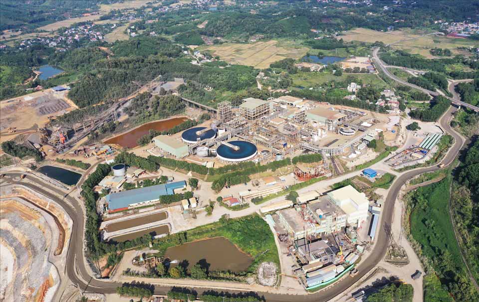 La gente reflejo la nivelacion de la roca y la construccion del Proyecto de Coleccion Northern Beach de Nui Phao Minerals y Mineral Processing Co., Ltd. causo la contaminacion ambiental. Foto: d.tang.