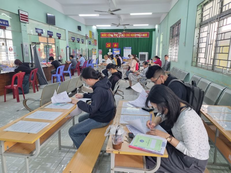 Vietnamese citizens aged 15 and over who are not subject to compulsory social insurance are eligible to participate in voluntary social insurance. Photo: Nam Duong