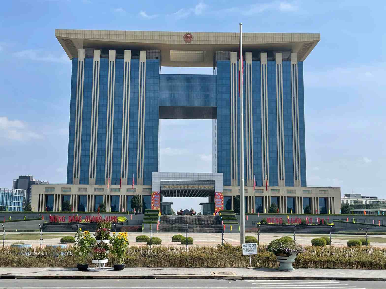 The People's Council of Binh Duong province approved the policy of establishing 36 communes. new ward after the arrangement. Photo: Dinh Trong