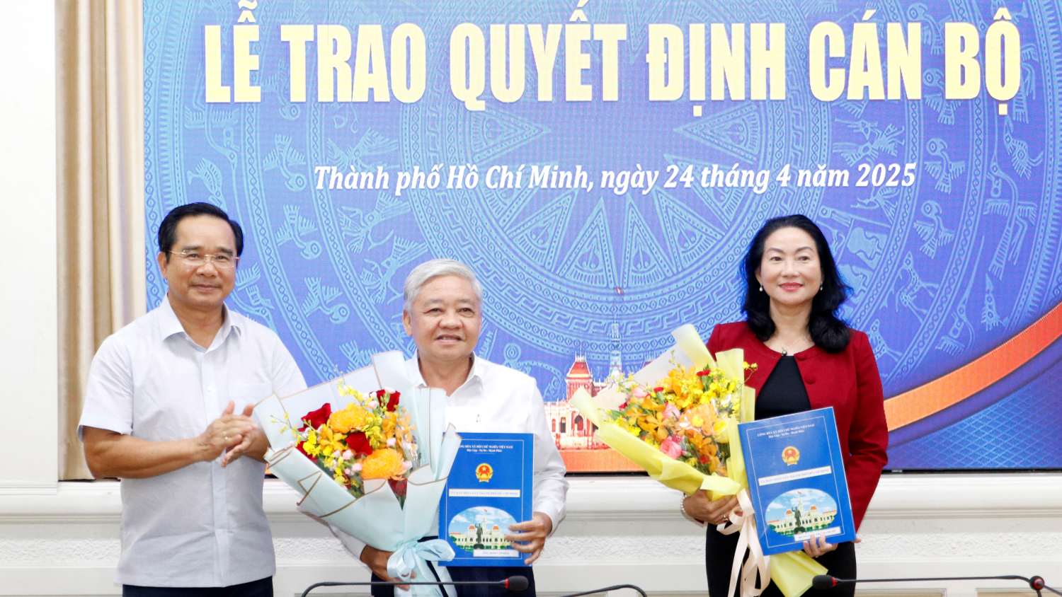 Chairman of the Ho Chi Minh City People's Committee Nguyen Van Duoc presented the decision to Mr. Dinh Van Hoa and Ms. Nguyen Thi Thanh My. Photo:NGO BINH