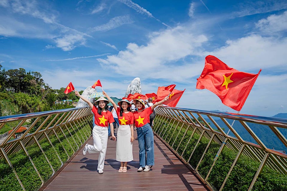 Tourists have the opportunity to enjoy many incentives and promotions when traveling domestically during the April 30 and May 1 holidays. Photo: SW