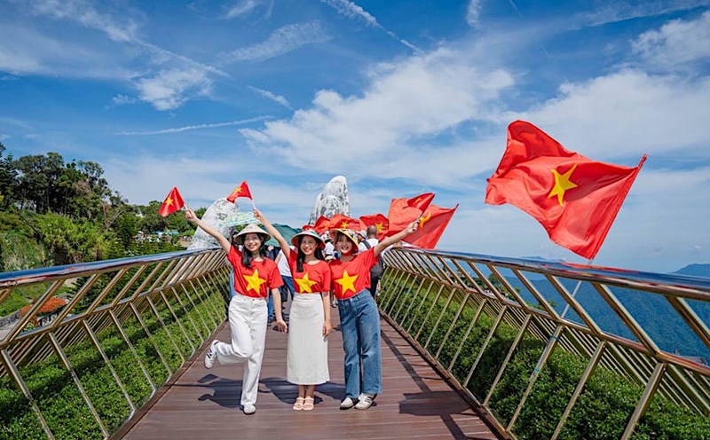 Tourists have the opportunity to enjoy many incentives and promotions when traveling domestically during the April 30 and May 1 holidays. Photo: SW