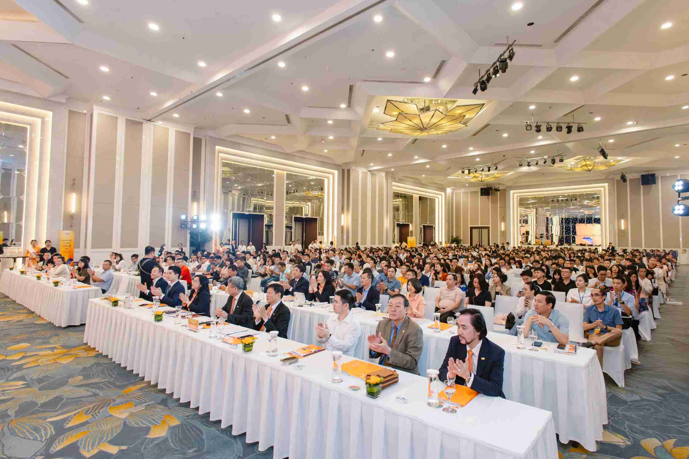 Co dong bay to su tin tuong manh me vao tiem nang phat trien dai han cua SHB. Anh: SHB