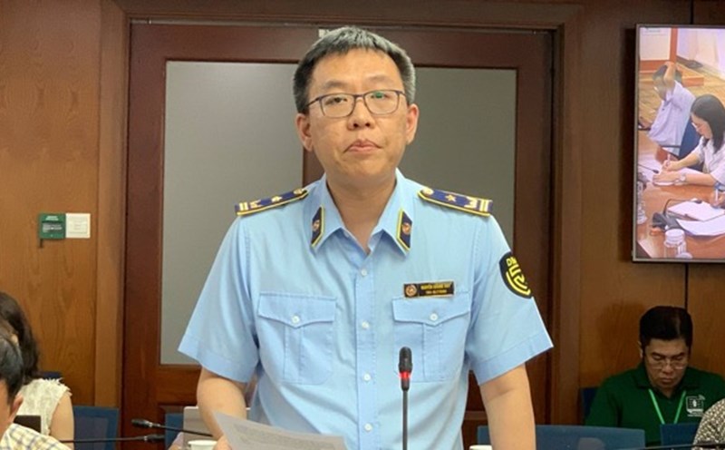 Mr. Nguyen Quang Huy - Deputy Head of the Ho Chi Minh City Market Management Department at the regular press conference to inform about the fake milk crop. Photo: Quang Ba