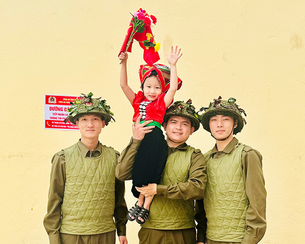 "Dien Bien Baby" at the rehearsal ceremony to celebrate the 70th anniversary of Dien Bien Phu Victory at the end of April 2024. Photo: Character provided