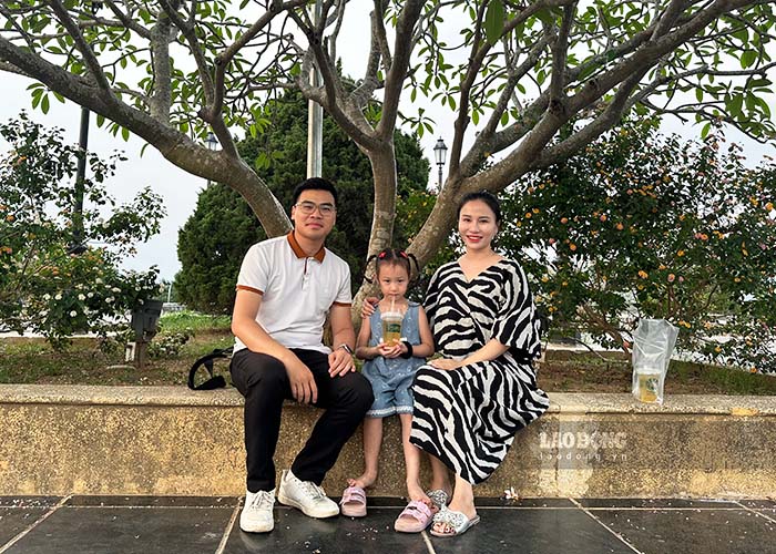 Phong vien Bao Lao Dong trao doi voi chi Vuong Y Nhi va be Tran Vy Tram. Anh: Thanh Binh