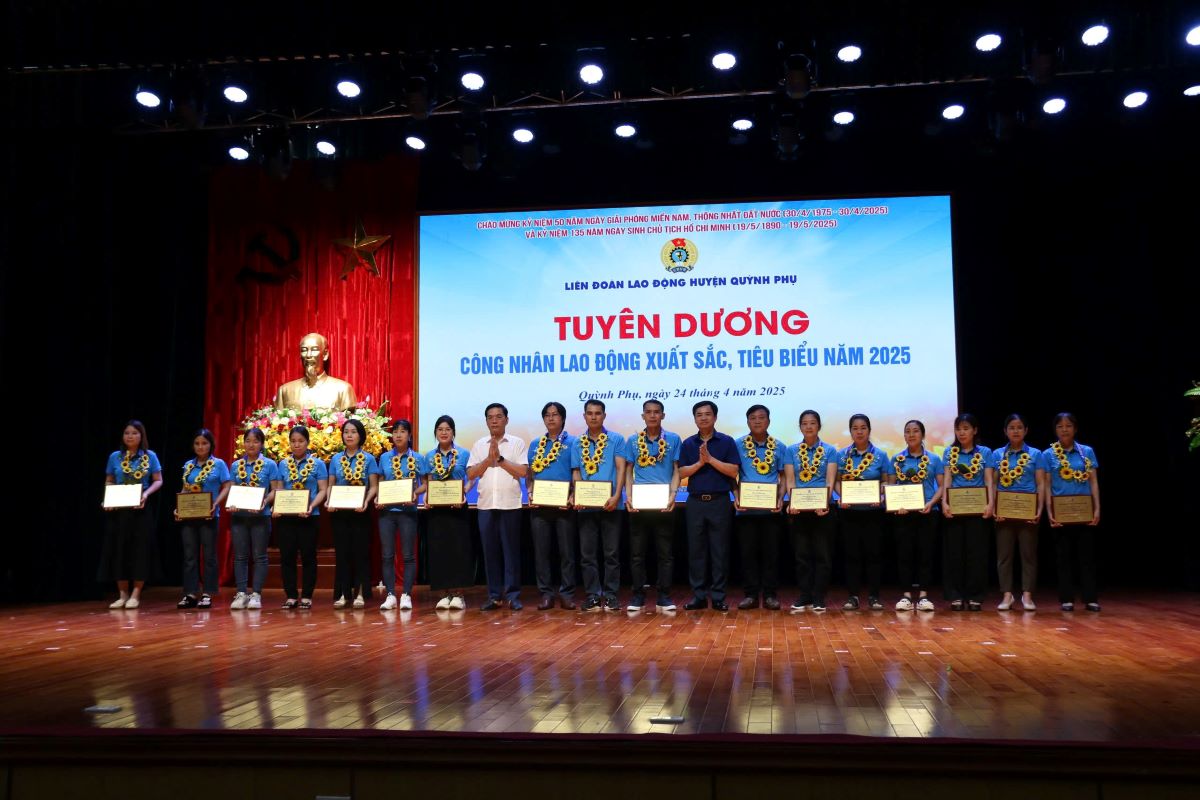 Los lideres de la LDPD de la provincia de Taiping y el Comite de Quynh Phu premiaron y elogiaron a los trabajadores. Imagen de la ciudad de Ba Man