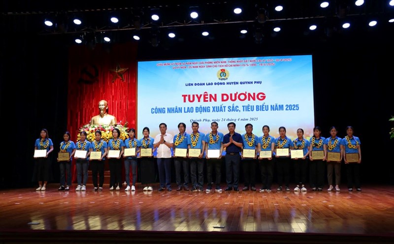 Leaders of the Thai Binh Provincial Federation of Labor and the Quynh Phu District Party Committee presented awards and commendations to workers. Photo: Ba Manh