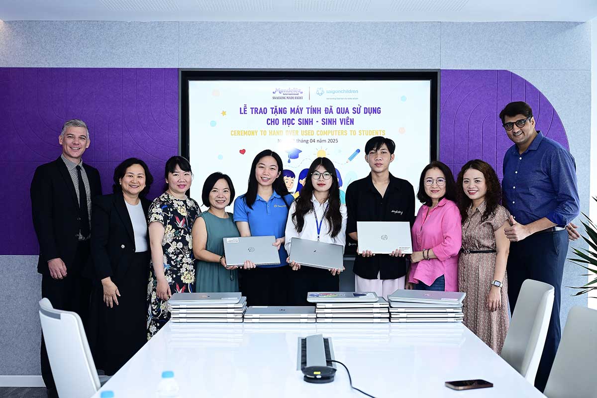 Công ty Mondelez Kinh Đô trao tặng máy tính xách tay cho 2 tổ chức Pacific Links Foundation và Saigon Children’s Charity để hỗ trợ các em học sinh, sinh viên có hoàn cảnh khó khăn tại Việt Nam. Ảnh: Doanh nghiệp cung cấp
