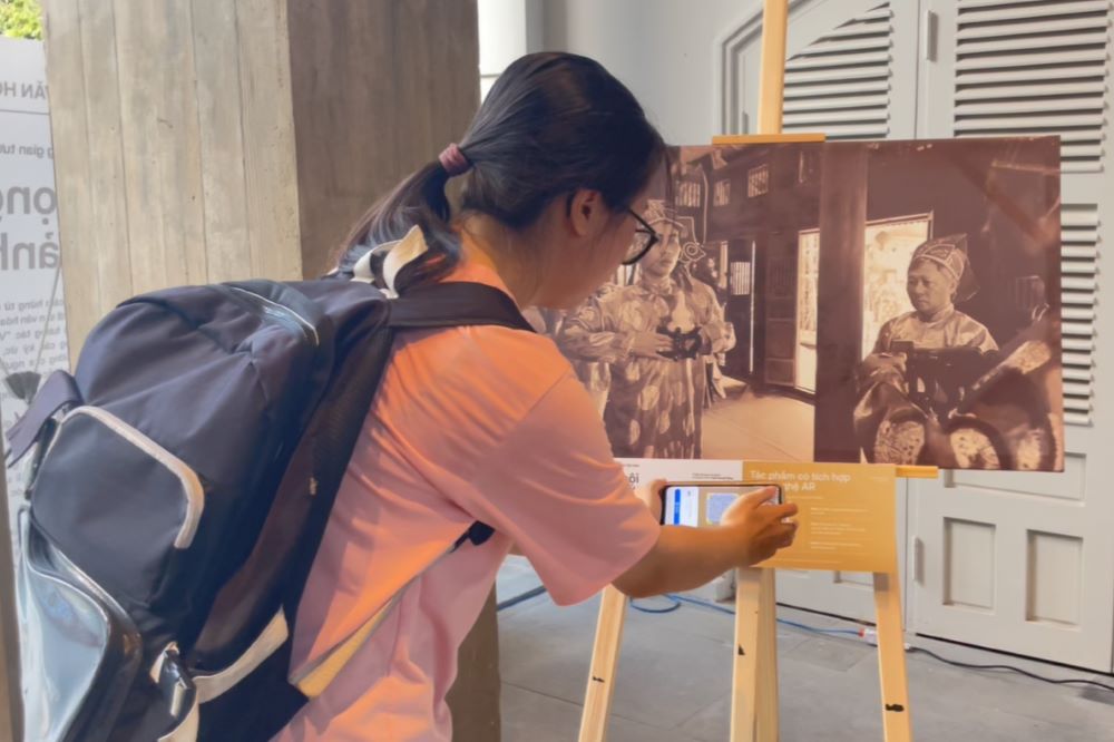 People and tourists in Da Nang learn about history through virtual reality technology. Photo: Hue Man