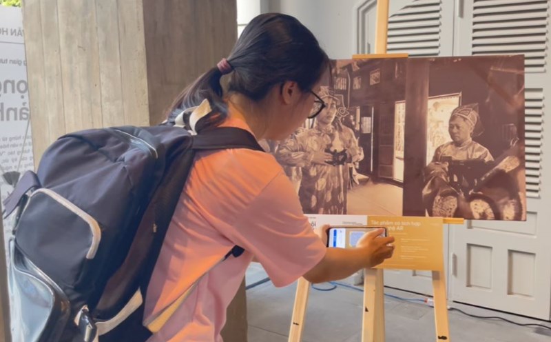 People and tourists in Da Nang learn about history through virtual reality technology. Photo: Hue Man