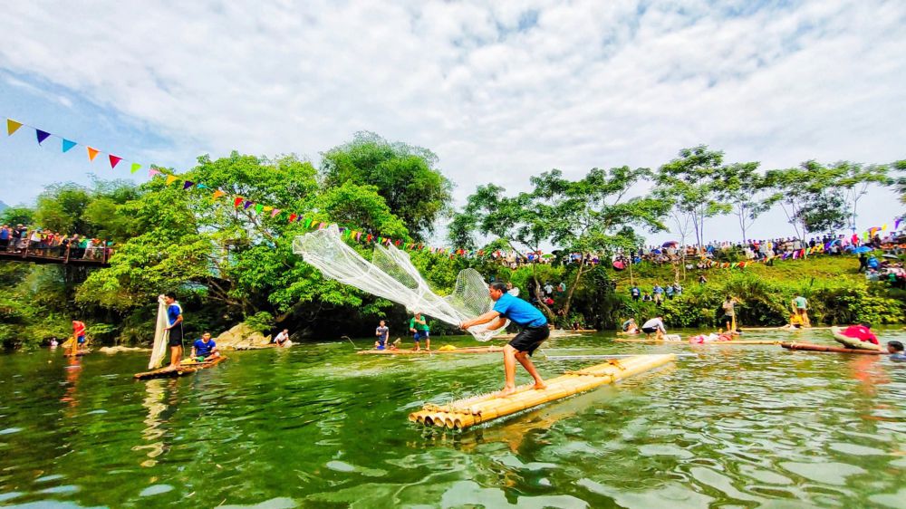 A large number of people watched the festival.