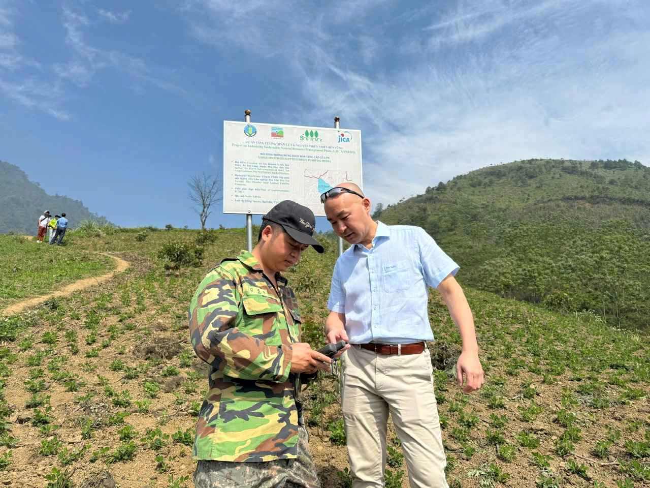 Ong Baku Takahashi, Co van truong du an cua JICA, trao doi voi nhan vien Cong ty Lam nghiep Phu Yen. Anh: Ngoc Van