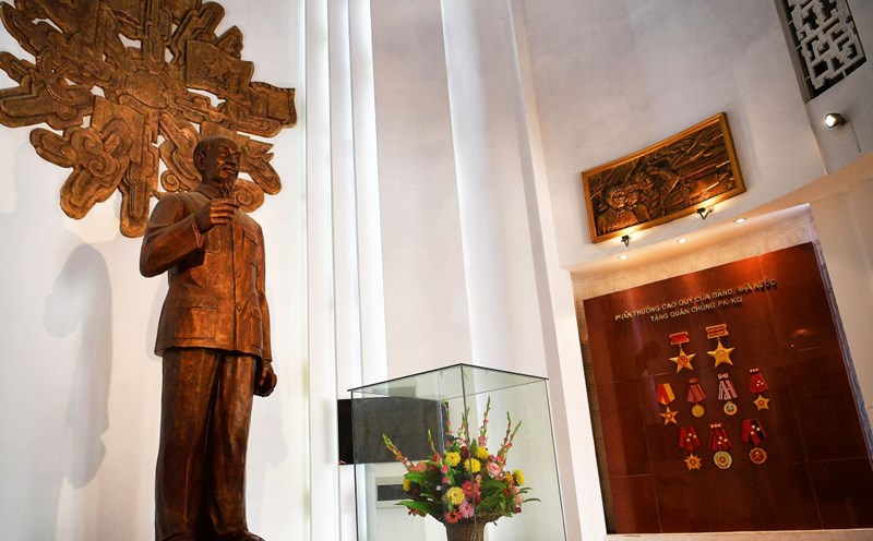 The statue of Uncle Ho in the main hall of the Museum and the noble awards of the Party and State given to the Air Defense Forces.