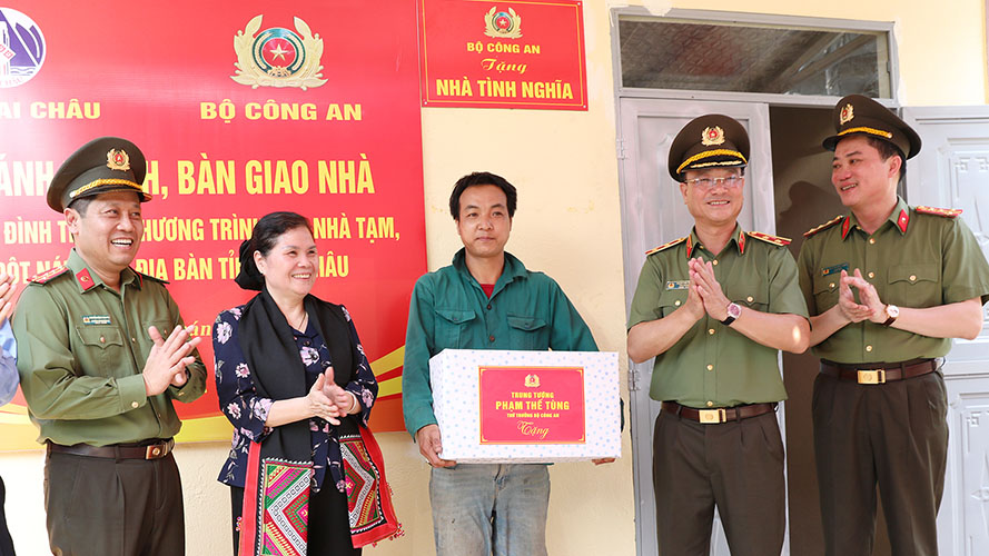 Leaders of the Ministry of Public Security and leaders of Lai Chau province presented houses and gifts to the household of Mr. Luu Van Vuong, Man 2 village, Nam Xe commune, Phong Tho district. Photo: Lai Chau Police