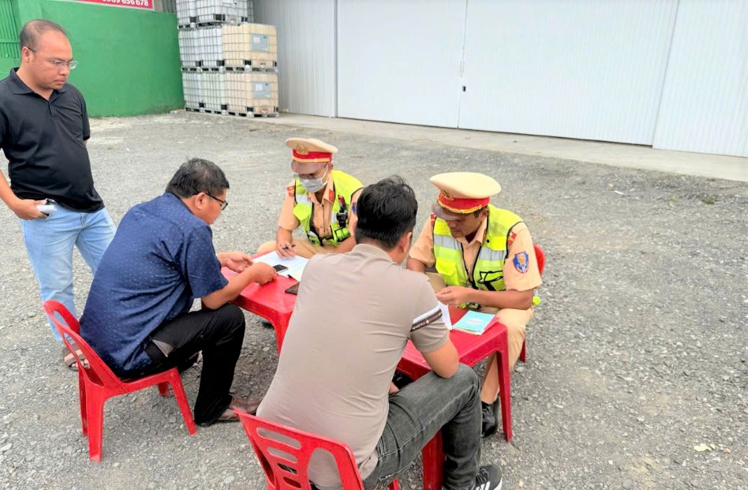 La policia de transito maneja los casos de infraccion. Imagen de la lampara roja