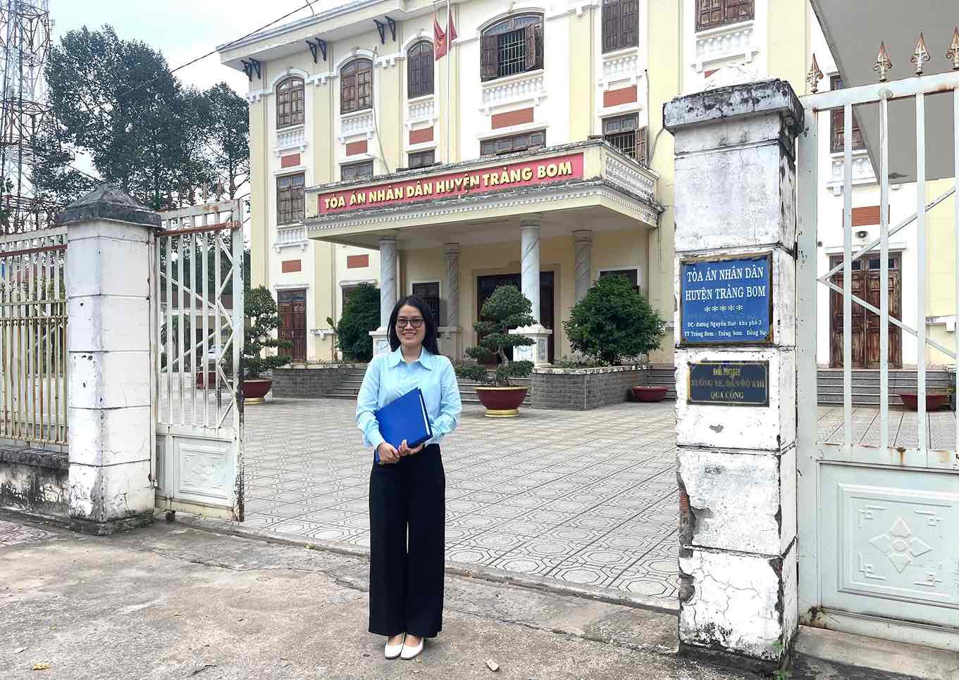 Ms. Duong Thi Thom - Union officer of the Dong Nai Provincial Federation of Labor's Legal Consulting Center - represented by authorized person to protect the rights of workers in court. Photo: HAC