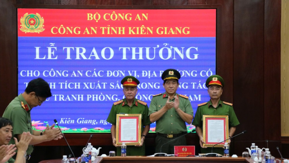 Colonel Nguyen Van Han - Director of the Provincial Police Department awarded units with outstanding achievements in the fight against crime. Photo: Tien Dung