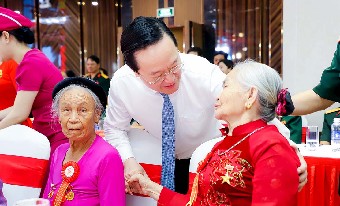 Nghe An Provincial Party Secretary Nguyen Duc Trung expressed his gratitude to Vietnamese Heroic Mothers. Photo: Pham Bang
