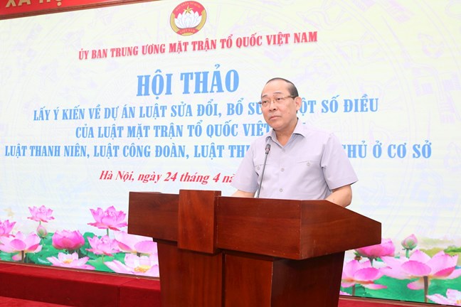 El vicepresidente del Comite Central de la Empresa de Vietnam, Hoang Cong Thieu, hablo en el seminario. Foto: Doctor Da. Se trata de una mujer que trabaja en el campo de la medicina.