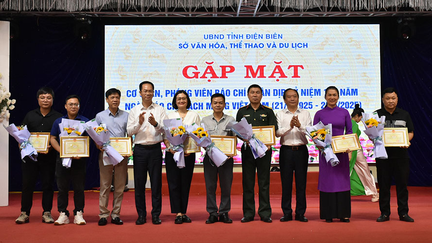 Reporter Van Thanh Chuong - from the Lao Dong Newspaper Representative Office in the Northwest (5th from right) was awarded a certificate of merit by the Department of Culture, Sports and Tourism of Dien Bien. Photo: Quang Dat