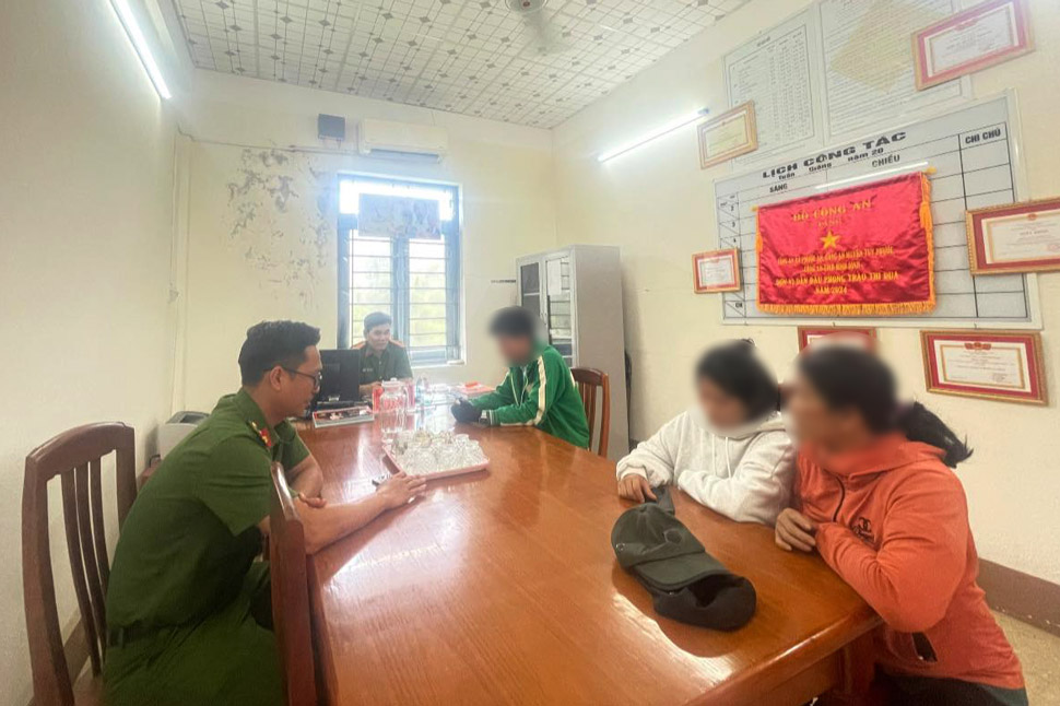 Phuoc An Commune Police (Tuy Phuoc District, Binh Dinh Province) worked with T and his family. Photo: Provided by the police