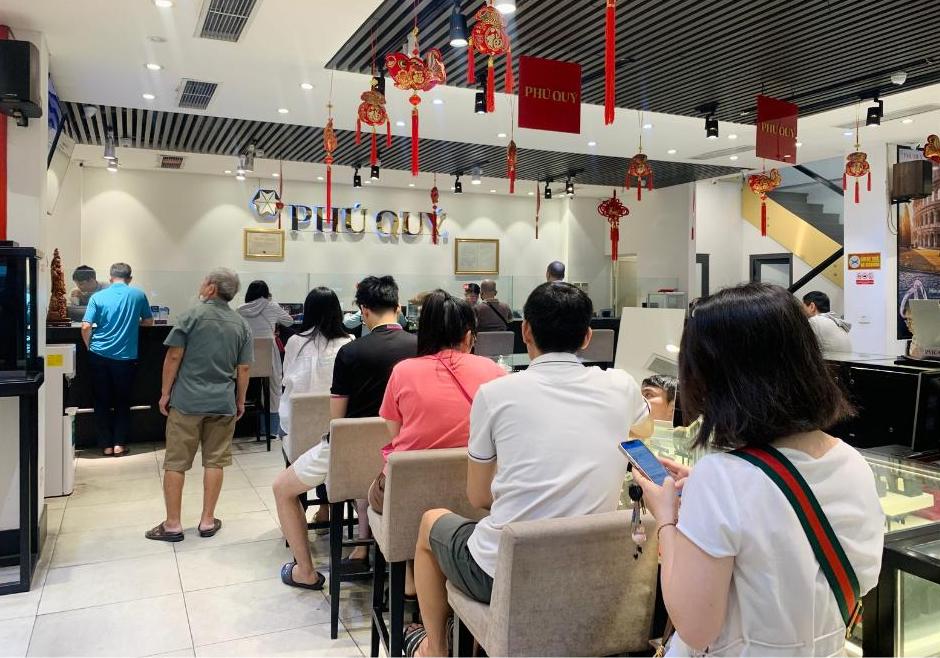 Các tiệm vàng tấp nập khách chờ giao dịch. Ảnh: Phương Anh