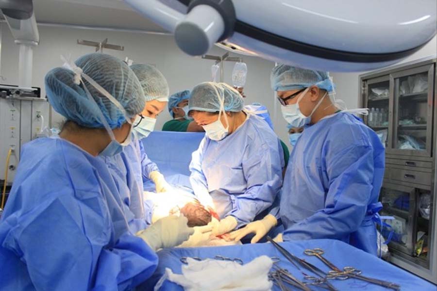 After a cesarean section, the mother not only faces the journey of taking care of the baby but also has to overcome the challenging physical recovery process. Photo: Huong Son