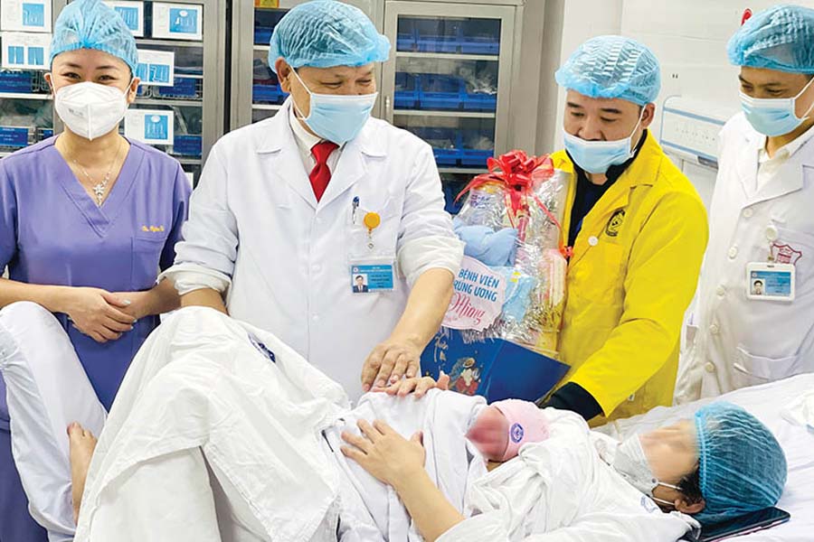 Although not too different from normal babies, early recognition of the specific characteristics of children born by cesarean section will help ensure the baby's development journey goes smoothly and healthily. Photo: Le Ha