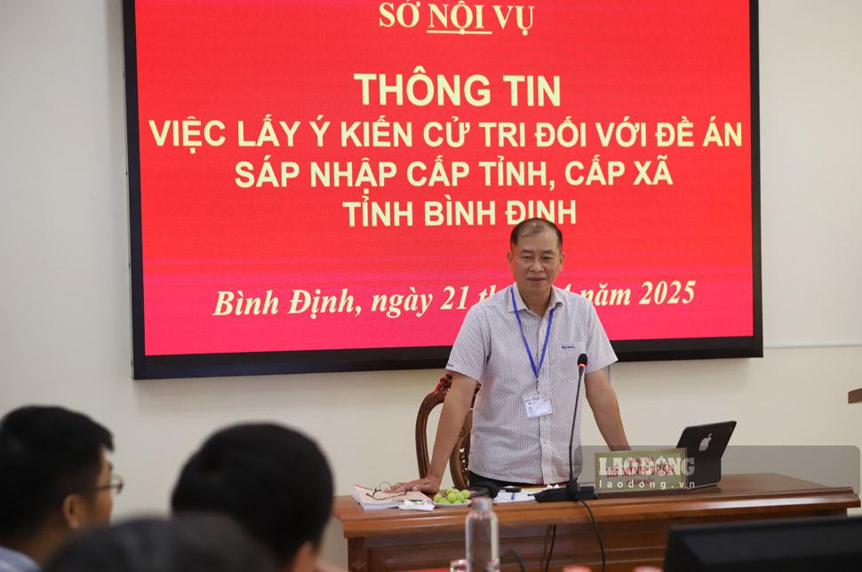 Mr. Le Minh Tuan - Director of the Department of Home Affairs of Binh Dinh province informed about the merger of provinces and communes. Photo: Hoai Luan