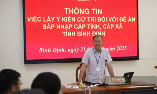Ông Lê Minh Tuấn - Giám đốc Sở Nội vụ tỉnh Bình Định thông tin về việc sáp nhập tỉnh, xã. Ảnh: Hoài Luân