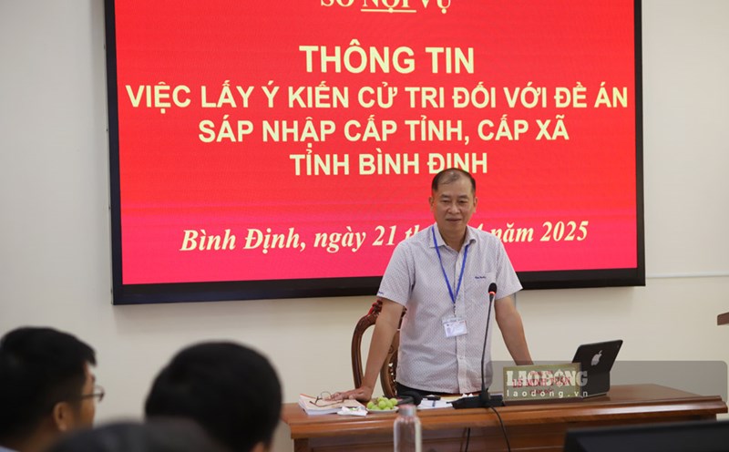 Mr. Le Minh Tuan - Director of the Department of Home Affairs of Binh Dinh province informed about the merger of provinces and communes. Photo: Hoai Luan