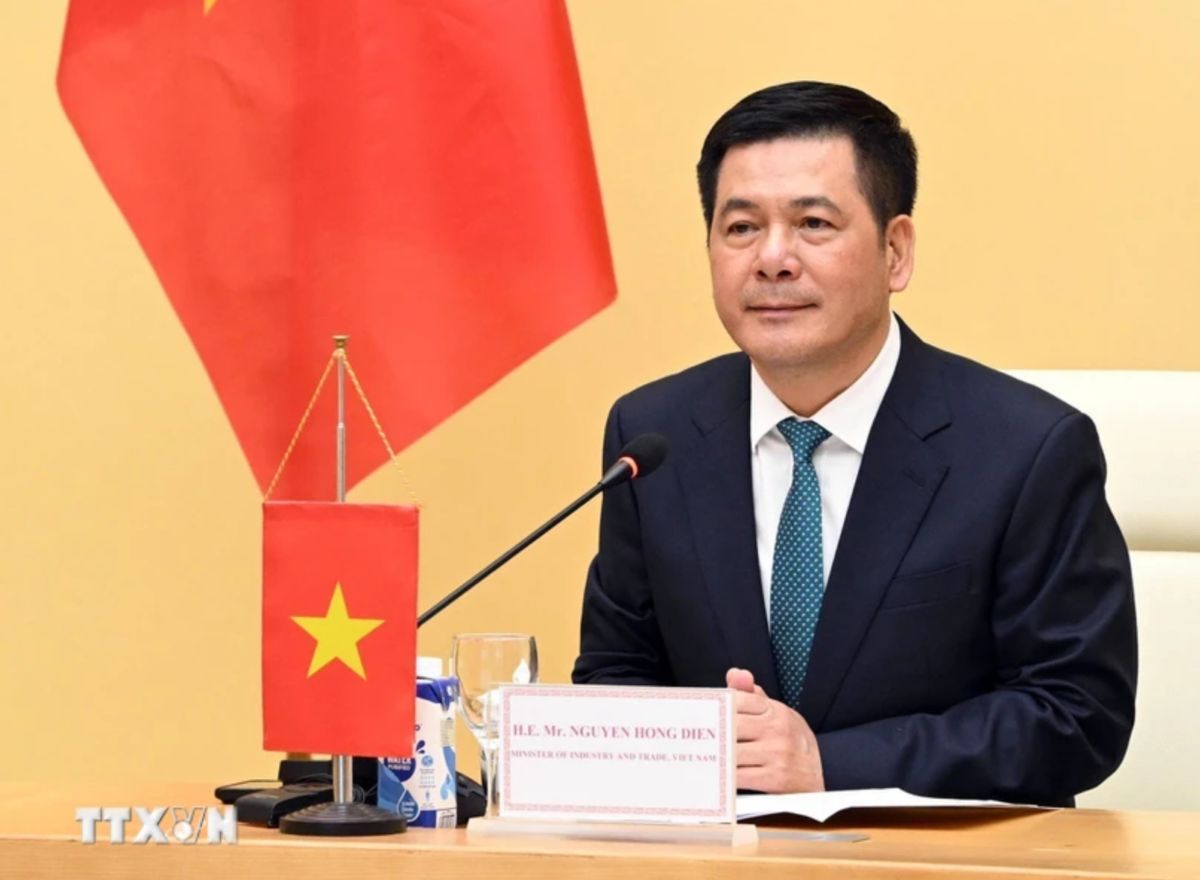 Minister of Industry and Trade Nguyen Hong Dien held a phone call about taxes with US Chief Trade Representative Jami L. Greer. Photo: VNA