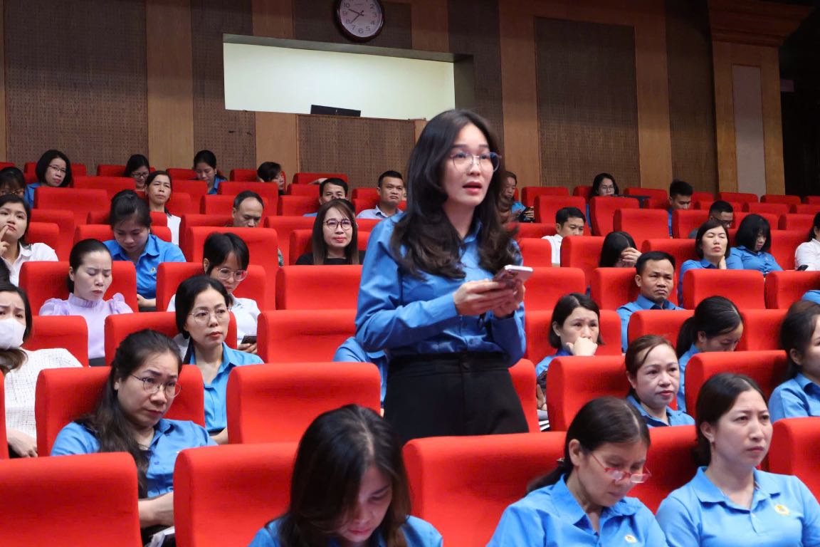 Grassroots union officials discussed the contents at the conference. Photo: Bui Van Khuoc