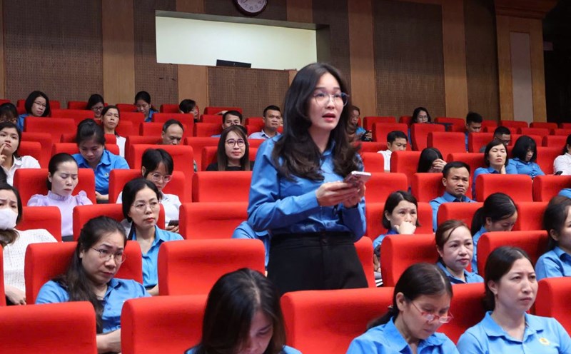 Grassroots union officials discussed the contents at the conference. Photo: Bui Van Khuoc