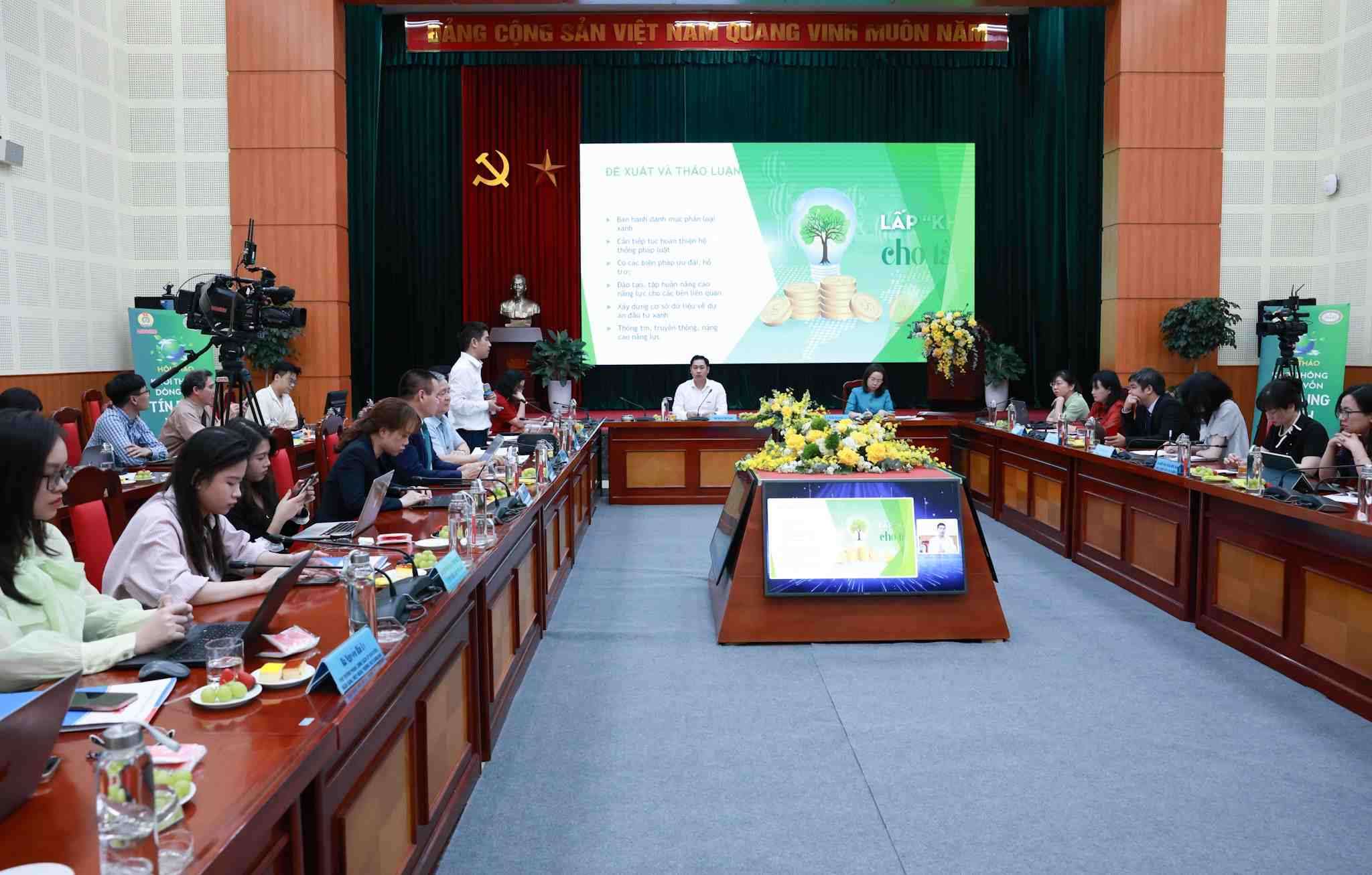 Dr. Lai Van Manh presented a speech at the Workshop "Unblocking green credit flows". Photo: Hai Nguyen