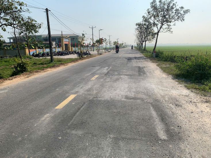 The location in front of the gate of Cam Thach Kindergarten has just been scraped and resurfaced. Photo: Tran Tuan