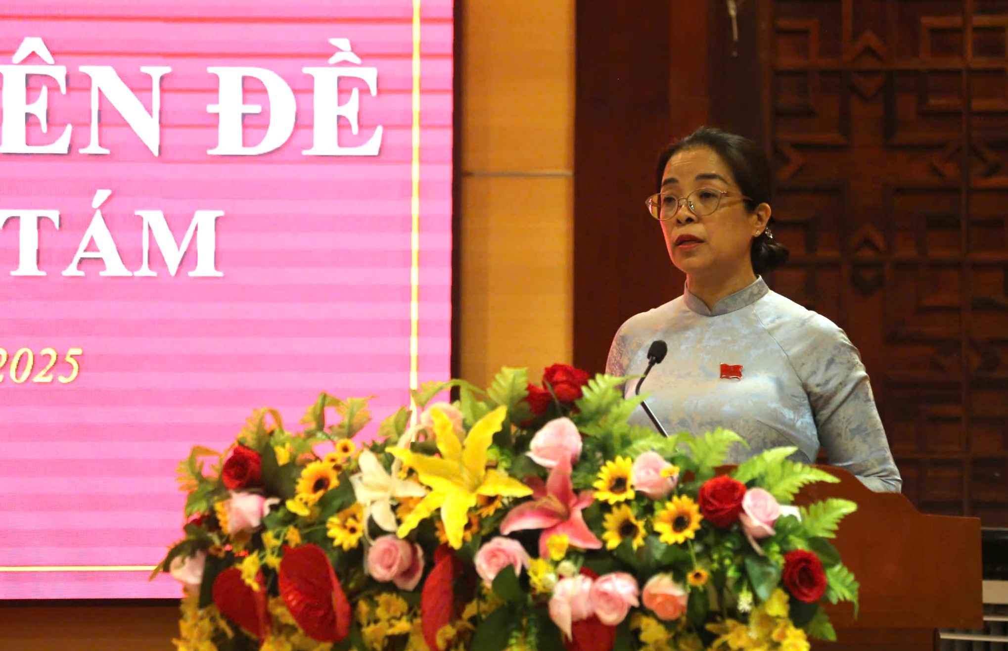Ba Huynh Thi Chien Hoa - Pho Bi thu Thuong truc Tinh uy, Chu tich HDND tinh Dak Lak doc to trinh mien nhiem. Anh: Bao Trung