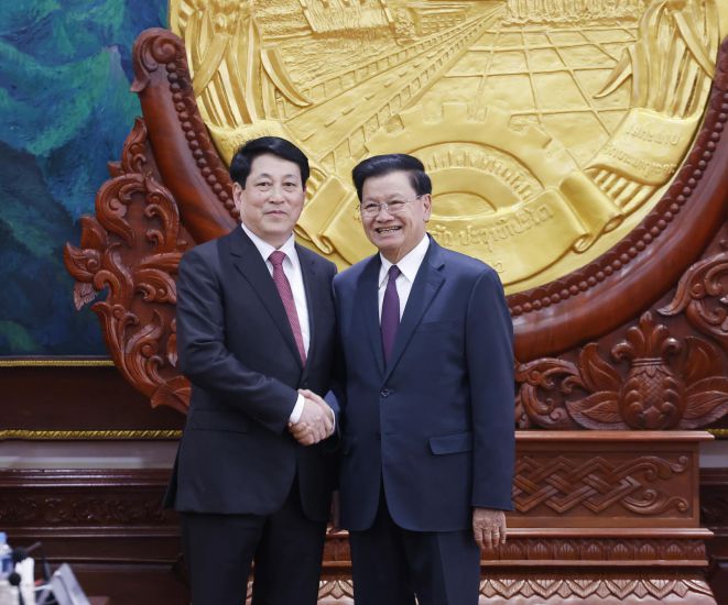 Politburo member and President Luong Cuong and General Secretary and President of Laos Thongloun Sisoulith. Photo: VNA
